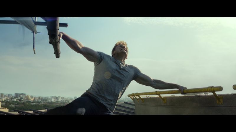 Капитан Америка останавливает вертолёт. Первый Мститель 3: Противостояние (2016) год.