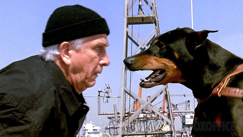 Самые знаковые гэги из «Голого пистолета 1/2: Запах страха»