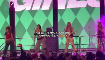 LITTLE LADIES SANTA TELL ME. 💋✨#girlset #jingleballvillage #parati #s...