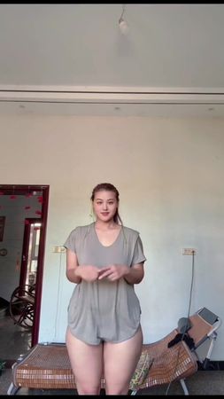 最近看到非常有感触的一段话:“有些女人不抽烟 ，不喝酒 ，不蹦迪，圈子非常干净，她们在难过的时候，是怎样熬过低谷期的， 她们都在干嘛”