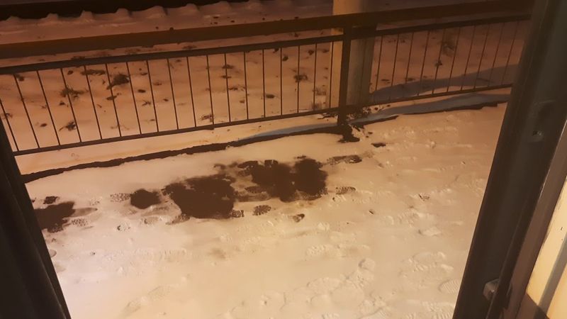 Громкий звук в тамбуре электрички .