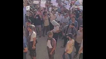 المئات في عدن يشاركون في وقفة احتجاجية للتنديد بانهيار الخدمات