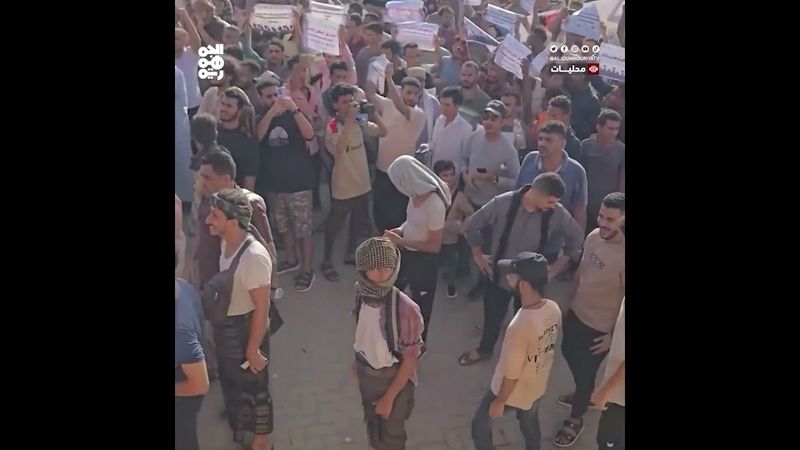 المئات في عدن يشاركون في وقفة احتجاجية للتنديد بانهيار الخدمات