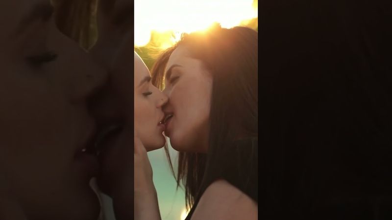 Lesbian kiss 💋🏳️‍🌈