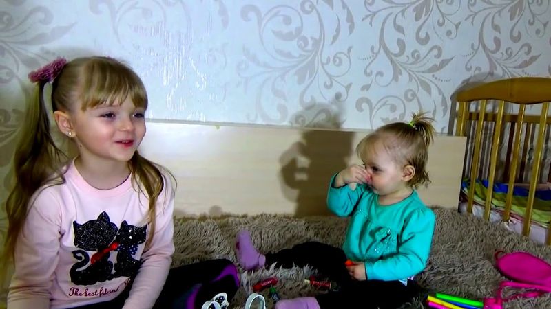 Лера кушает помаду Маргарита красит губы со вкусам Кока колы