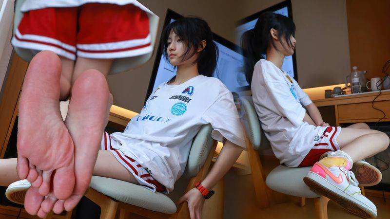 Tickle Adorable Feet After After Sneakers and Lace Socks Come Off｜御足摄影 挠脚心