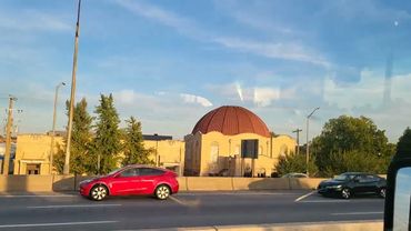 Camion a lungo raggio negli Stati Uniti. Sto caricando un carrello elevatore... devo abbassare l'...