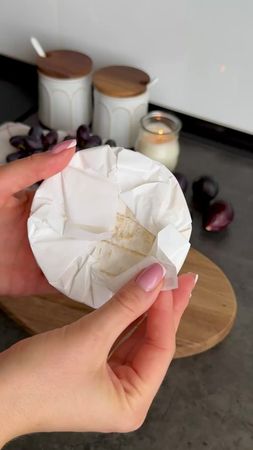 Дуже смачна закуска ✨ Камамбер, інжир, виноград, хліб, мед і трішки т...