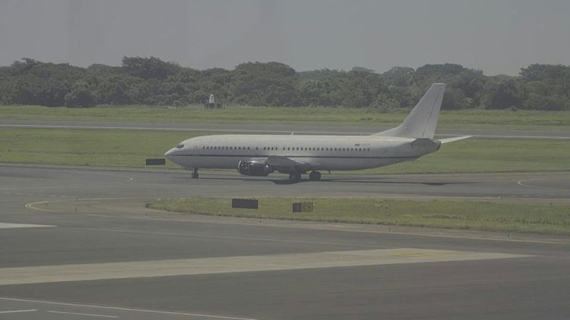 Planes transporting migrants jailed in El Salvador head to Venezuela | AFP