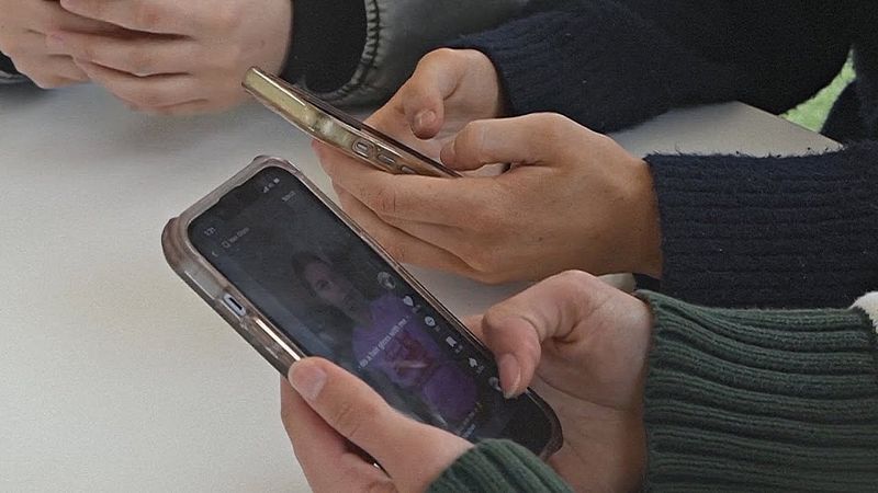 В Южной Корее запретили телефоны в школьных классах