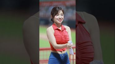 看到多慧脫手套就知道又要調皮了😂@lee_dahye #이다혜 #李多慧 #치어리더 #cheerleader#cpbl#味全龍 #中華職棒 #啦啦隊#baseball #棒球 #台湾野球チア