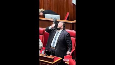 MP leaves parliament in Aussiest way possible