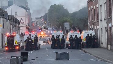 15 полицейских пострадали в ходе беспорядков в Северной Ирландии