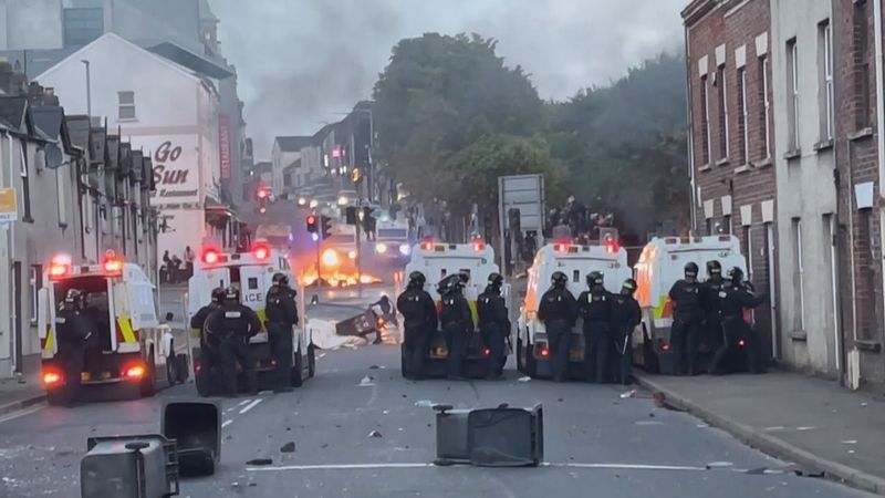 15 полицейских пострадали в ходе беспорядков в Северной Ирландии