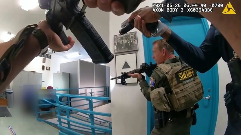 직장 동료 9명을 죽인 총격범에게 접근하는 경찰