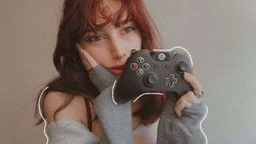 ᯓ Cerquita tuyo mientras juego ASMR ʚ | sonido de mando, susurros, mouth sounds, y más!