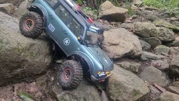 YK4083 on 2.2 Rupture tires climb  mountain