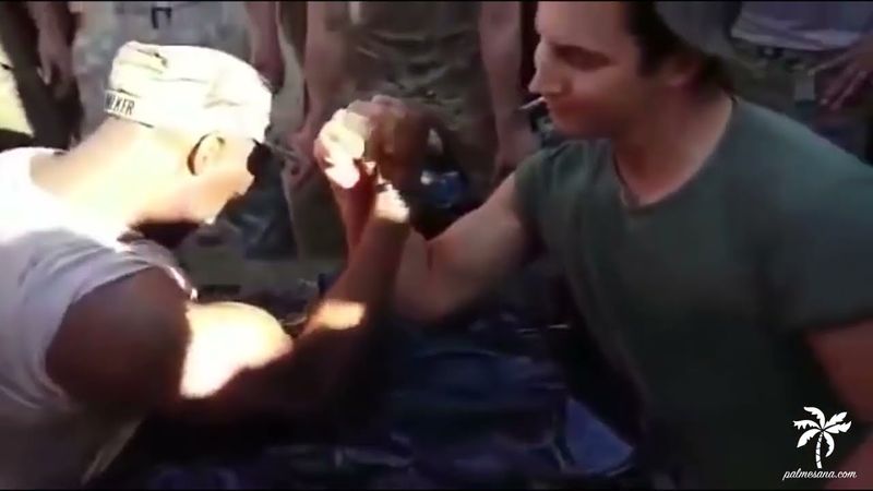 Soldado español humilla a un marine americano en un pulso