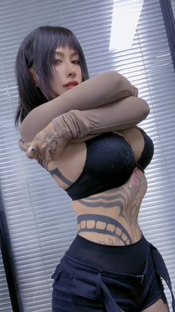 什么年代了 天热当然要脱衣服～