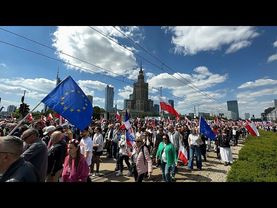 Thousands attend rival marches in Warsaw as Poland's presidential runoff nears