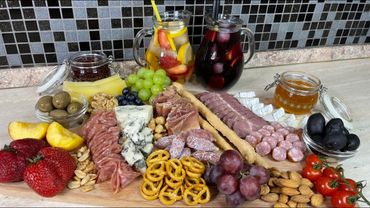 Sangria branca e vermelha em casa) mais um conjunto de lanches. ASMR