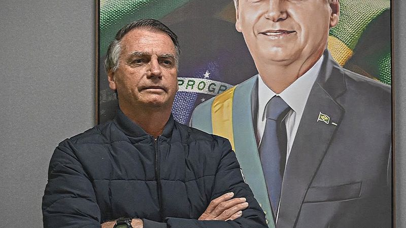 Суд Бразилии запретил экс-президенту Болсонару соцсети и доступ к посольствам