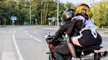 В ПЛАТЬЕ НА МОТОЦИКЛЕ ПРОКАТИЛ ВЫПУСКНИЦУ!