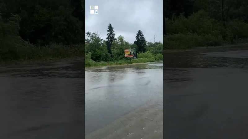 Львівщина йде під воду: через сильну зливу затопило дорогу між Сокільниками та Пустомитами
