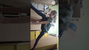Теперь буду пытаться сесть на шпагат ПРОДОЛЬНЫЙ БУДЕТ 2 ЧАСТЬ