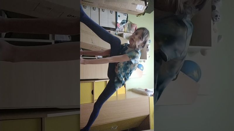 Теперь буду пытаться сесть на шпагат ПРОДОЛЬНЫЙ БУДЕТ 2 ЧАСТЬ