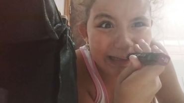 Fazendo maquiagem com forme o a canetinha escolhe