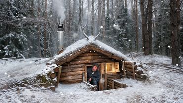 J'ai TROUVÉ une PIROGUE dans les MARAIS et j'ai été capturé dans LA NEIGE ❄️