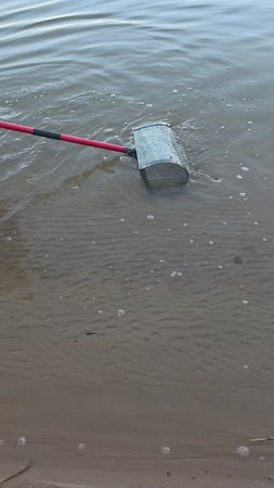 чистка берега совком от потерянных вещей и мусора 