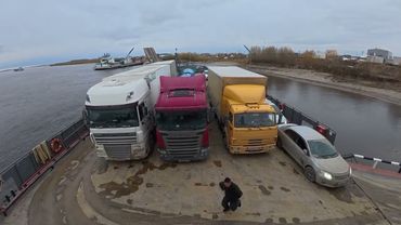 Осенние будни парома на Лене