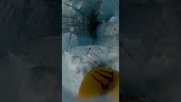 Французский лыжник упал в ледяную расщелину и просто чудом не скатился в самую пропасть.