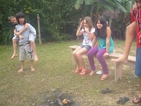 Acampamento: brincando de cavalinho.