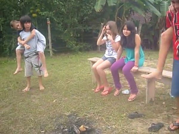 Acampamento: brincando de cavalinho.