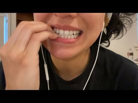 ASMR teeth scratching and tapping :D