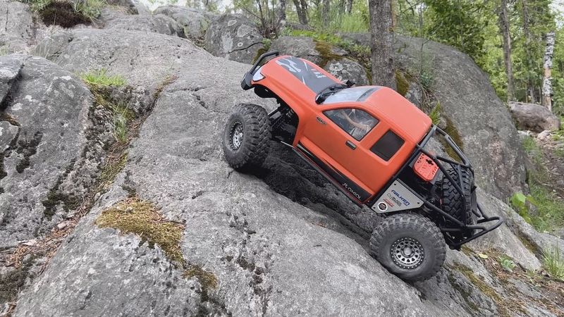 Axial SCX6 Trail Honcho - Bashing and Rock crawling