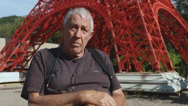 Дедушка и внук строят копию Эйфелевой башни высотой 30 метров