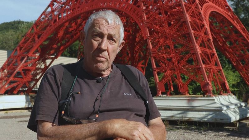 Дедушка и внук строят копию Эйфелевой башни высотой 30 метров