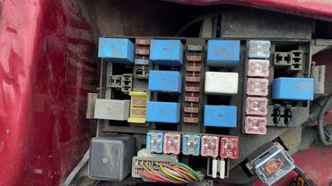 Hyundai Accent РЕЛЕ ПОД КАПОТОМ