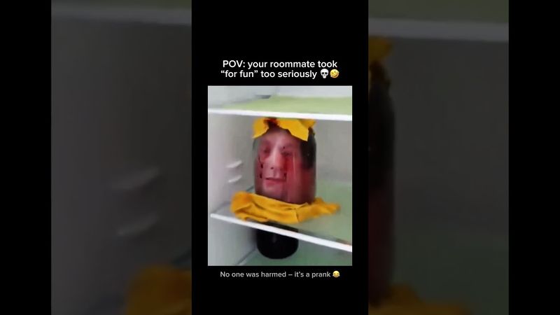 Music & memes – the perfect combo! 🎶 🤣#funnyreels #prankwars #roommatelife