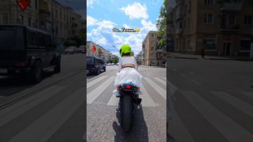 Только МОТОЦИКЛИСТЫ могут так делать, как этот мужик на ГЕЛИКЕ😂 #мото #bikelover #bikelife