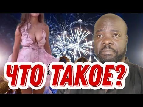 Выпускница с открытом розовом платье. Её мама гордится и другие мамы хвалят