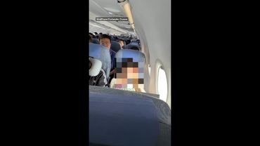 Gross moment plane passenger sticks her feet through seat gap