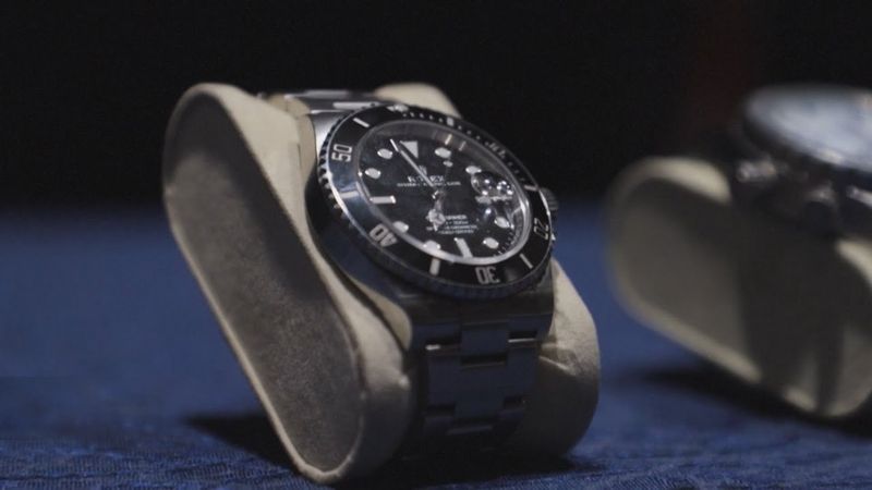 Власти Чили вернули Киану Ривзу шесть украденных у него часов