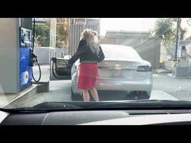 Девушка пытается заправить Tesla бензином!