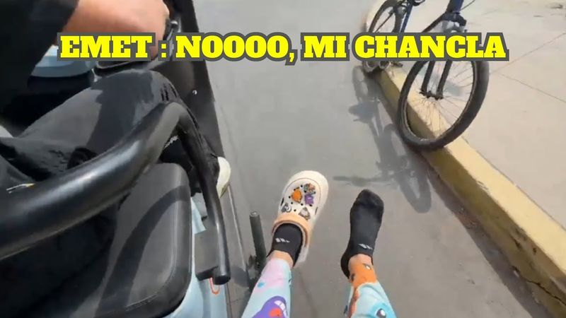 EMET SE SUBE A LA MOTOTAXI DE TEMU Y SE LE CAE LA CHANCLA