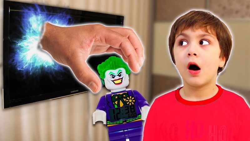 Игрушка ПОПАЛА В ТЕЛЕВИЗОР! Камиль ПРОВИНИЛСЯ! Веселая история DC COMICS для детей for kids